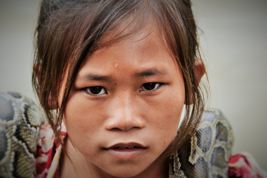 Khmer-Mädchen mit Schlange