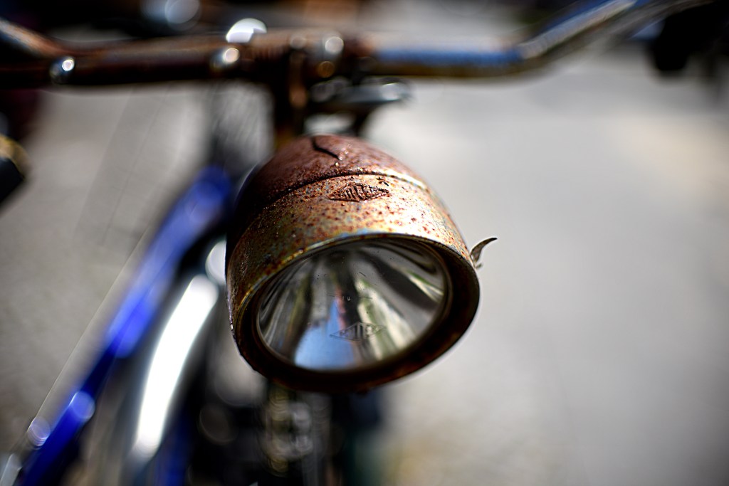 Abgestellt - rostiges Rad